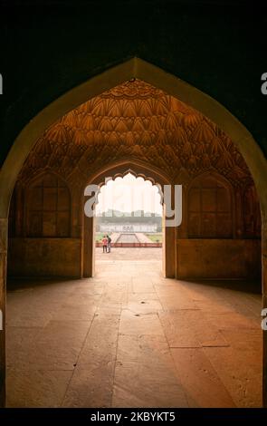 Vista dall'arco della Tomba di Safdarjang dal cortile, nuova Delhi, India Foto Stock