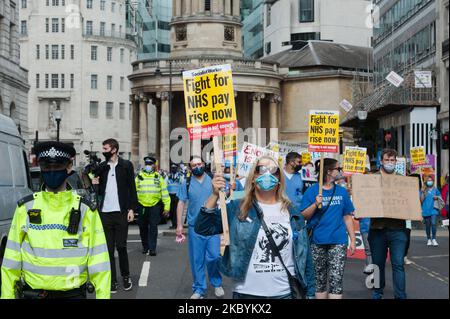 Il personale dell'NHS si è unito dalla BBC Broadcasting House a Trafalgar Square attraverso il centro di Londra in una protesta per chiedere un aumento delle retribuzioni del 15% per i lavoratori dell'NHS il 12 settembre 2020 a Londra, Inghilterra. I manifestanti dimostrano di non essere inclusi nell'accordo retributiva del governo per 900.000 lavoratori del settore pubblico in mezzo ai sacrifici e alle difficoltà subite durante la pandemia di coronavirus. (Foto di Wiktor Szymanowicz/NurPhoto) Foto Stock