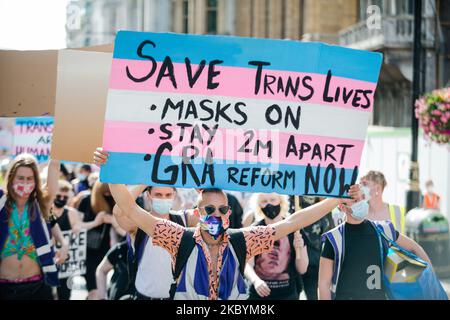 Il protester tiene la bandiera durante il trasorgoglio di Londra in Gran Bretagna, 12 settembre 2020. London Trans+ Pride 2020 è una risposta diretta ai piani trapelati dal governo conservatore per abbandonare le riforme progressiste al Gender Recognition Act, una mossa che causerà danni irreparabili alla vita dei transcittadini nel Regno Unito. (Foto di Maciek Musialek/NurPhoto) Foto Stock