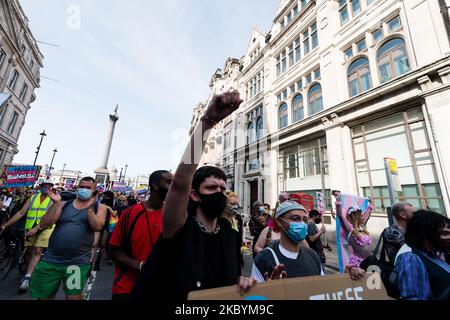 Il protester tiene la bandiera durante il trasorgoglio di Londra in Gran Bretagna, 12 settembre 2020. London Trans+ Pride 2020 è una risposta diretta ai piani trapelati dal governo conservatore per abbandonare le riforme progressiste al Gender Recognition Act, una mossa che causerà danni irreparabili alla vita dei transcittadini nel Regno Unito. (Foto di Maciek Musialek/NurPhoto) Foto Stock