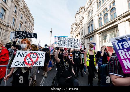 Il protester tiene la bandiera durante il trasorgoglio di Londra in Gran Bretagna, 12 settembre 2020. London Trans+ Pride 2020 è una risposta diretta ai piani trapelati dal governo conservatore per abbandonare le riforme progressiste al Gender Recognition Act, una mossa che causerà danni irreparabili alla vita dei transcittadini nel Regno Unito. (Foto di Maciek Musialek/NurPhoto) Foto Stock