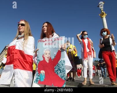 Le donne partecipano a un raduno di solidarietà con le proteste in Bielorussia dal titolo "marcia di solidarietà con le donne bielorusse" nella Piazza dell'Indipendenza di Kyiv, Ucraina, il 12 settembre 2020. Gli attivisti di Amnesty International, i bielorussi che vivono in Ucraina e gli ucraini che li sostengono si sono riuniti per il loro raduno a sostegno delle proteste dell'opposizione in Bielorussia contro i risultati delle elezioni presidenziali. (Foto di Str/NurPhoto) Foto Stock