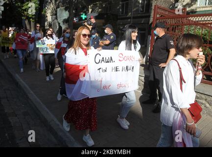 Le donne partecipano a un raduno di solidarietà con le proteste in Bielorussia, chiamato "marcia di solidarietà con le donne bielorusse", presso l'ambasciata bielorussa a Kyiv, Ucraina, il 12 settembre 2020. Gli attivisti di Amnesty International, i bielorussi che vivono in Ucraina e gli ucraini che li sostengono si sono riuniti per il loro raduno a sostegno delle proteste dell'opposizione in Bielorussia contro i risultati delle elezioni presidenziali. (Foto di Str/NurPhoto) Foto Stock