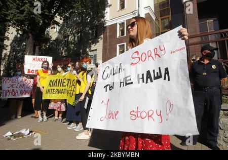 Le donne partecipano a un raduno di solidarietà con le proteste in Bielorussia, chiamato "marcia di solidarietà con le donne bielorusse", presso l'ambasciata bielorussa a Kyiv, Ucraina, il 12 settembre 2020. Gli attivisti di Amnesty International, i bielorussi che vivono in Ucraina e gli ucraini che li sostengono si sono riuniti per il loro raduno a sostegno delle proteste dell'opposizione in Bielorussia contro i risultati delle elezioni presidenziali. (Foto di Str/NurPhoto) Foto Stock