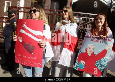 Le donne partecipano a un raduno di solidarietà con le proteste in Bielorussia, chiamato "marcia di solidarietà con le donne bielorusse", presso l'ambasciata bielorussa a Kyiv, Ucraina, il 12 settembre 2020. Gli attivisti di Amnesty International, i bielorussi che vivono in Ucraina e gli ucraini che li sostengono si sono riuniti per il loro raduno a sostegno delle proteste dell'opposizione in Bielorussia contro i risultati delle elezioni presidenziali. (Foto di Str/NurPhoto) Foto Stock