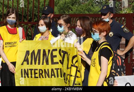 Le donne partecipano a un raduno di solidarietà con le proteste in Bielorussia, chiamato "marcia di solidarietà con le donne bielorusse", presso l'ambasciata bielorussa a Kyiv, Ucraina, il 12 settembre 2020. Gli attivisti di Amnesty International, i bielorussi che vivono in Ucraina e gli ucraini che li sostengono si sono riuniti per il loro raduno a sostegno delle proteste dell'opposizione in Bielorussia contro i risultati delle elezioni presidenziali. (Foto di Str/NurPhoto) Foto Stock