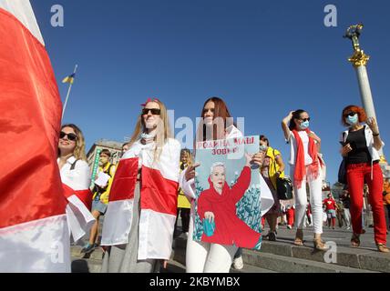 Le donne partecipano a un raduno di solidarietà con le proteste in Bielorussia dal titolo "marcia di solidarietà con le donne bielorusse" nella Piazza dell'Indipendenza di Kyiv, Ucraina, il 12 settembre 2020. Gli attivisti di Amnesty International, i bielorussi che vivono in Ucraina e gli ucraini che li sostengono si sono riuniti per il loro raduno a sostegno delle proteste dell'opposizione in Bielorussia contro i risultati delle elezioni presidenziali. (Foto di Str/NurPhoto) Foto Stock