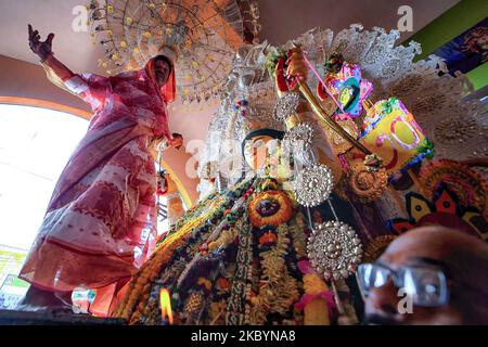 Bhadreswar, India. 03rd Nov 2022. Un uomo indù visto vestito come una donna (saree) esegue il culto finale prima dell'immersione della dea indù jagadhatri come da mito e cultura tradizionale. Il jagadhatri Puja di 230 anni con il suo caratteristico 'devi-baran' - rituale Puja dell'ultimo giorno dove un uomo si veste da donna per il bene della salute, un partner di vita adatto, e il benessere della loro famiglia come da mito e cultura tradizionali. Lo stesso giorno si svolge l'immersione della dea. Credit: SOPA Images Limited/Alamy Live News Foto Stock