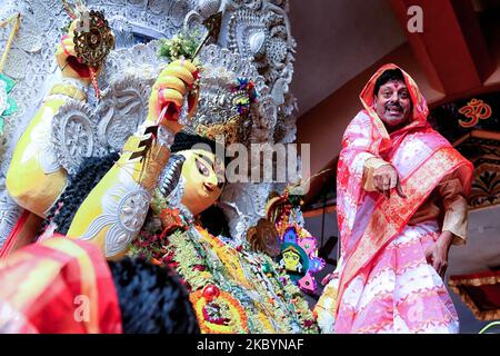 Bhadreswar, India. 03rd Nov 2022. Un uomo indù vestito da donna (con saree) Esegue il culto finale della dea indù jagadhatri come da mito tradizionale e cultur il jagadhatri Puja di 230 anni con il suo caratteristico 'devi-baran' - rituale Puja dell'ultimo giorno dove un uomo si veste come donna per il bene della salute, un partner di vita adatto, e il benessere della loro famiglia secondo il mito e la cultura tradizionali. Lo stesso giorno si svolge l'immersione della dea. Credit: SOPA Images Limited/Alamy Live News Foto Stock