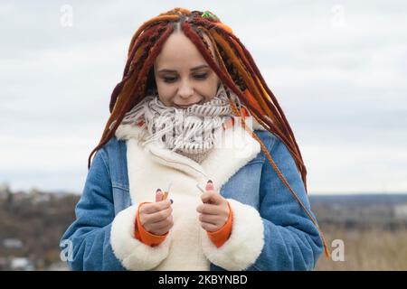 Donna che rompe sigaretta e smettere di fumare. Femmina che divide la sigaretta per l'idea di smettere di fumare. Foto Stock