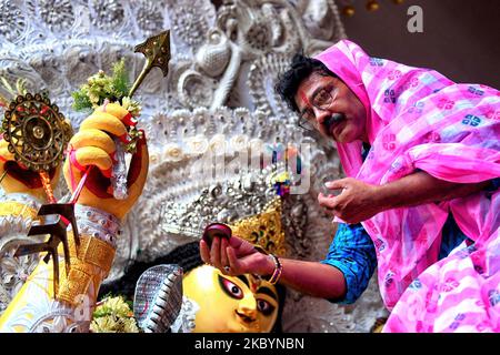 Bhadreswar, India. 03rd Nov 2022. Un uomo indù visto vestito come una donna (saree) esegue il culto finale prima dell'immersione della dea indù jagadhatri come da mito e cultura tradizionale. Il jagadhatri Puja di 230 anni con il suo caratteristico 'devi-baran' - rituale Puja dell'ultimo giorno dove un uomo si veste da donna per il bene della salute, un partner di vita adatto, e il benessere della loro famiglia come da mito e cultura tradizionali. Lo stesso giorno si svolge l'immersione della dea. Credit: SOPA Images Limited/Alamy Live News Foto Stock