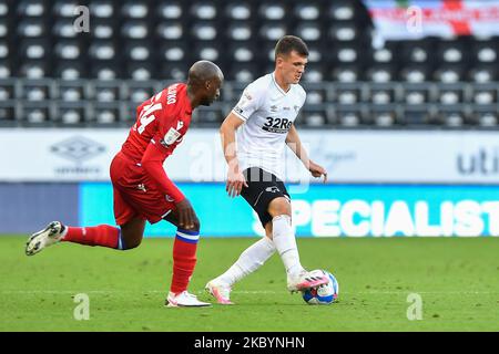 Jason Knight della contea di Derby con Sone Aluko di Reading cercando di fare un tackle durante la partita Sky Bet Championship tra Derby County e Reading al Pride Park, Derby, Inghilterra, il 12 settembre 2020. (Foto di Jon Hobley/MI News/NurPhoto) Foto Stock