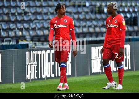 Michael Olise di Reading e Sone Aluko di Reading durante la partita del campionato Sky Bet tra Derby County e Reading al Pride Park, Derby, Inghilterra, il 12 settembre 2020. (Foto di Jon Hobley/MI News/NurPhoto) Foto Stock