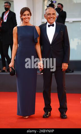 Julia Barbera, Alberto Barbera cammina il tappeto rosso in vista della cerimonia di chiusura del 77th° Festival del Cinema di Venezia, il 12 settembre 2020 a Venezia. (Foto di Matteo Chinellato/NurPhoto) Foto Stock