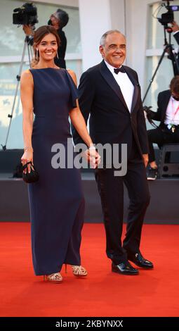 Julia Barbera, Alberto Barbera cammina il tappeto rosso in vista della cerimonia di chiusura del 77th° Festival del Cinema di Venezia, il 12 settembre 2020 a Venezia. (Foto di Matteo Chinellato/NurPhoto) Foto Stock