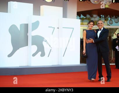 Julia Barbera, Alberto Barbera cammina il tappeto rosso in vista della cerimonia di chiusura del 77th° Festival del Cinema di Venezia, il 12 settembre 2020 a Venezia. (Foto di Matteo Chinellato/NurPhoto) Foto Stock