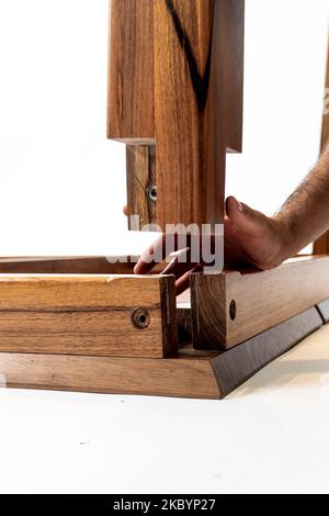 arredamento, concetto di casa e di movimento, primo piano di mani maschili assemblare mobili per la casa. disassemblato design mobili messico Foto Stock
