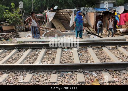 Residenti di baraccopoli demoliti adiacenti binari ferroviari a Keshavpuram, il 13 settembre 2020 a Nuova Delhi, India. Le autorità ferroviarie e la polizia di Delhi con il pretesto dell'ordinanza della Corte Suprema datata agosto 31, hanno portato la demolizione il 10 settembre. La Corte Suprema ha ordinato la rimozione di circa 48.000 abitazioni di baraccopoli situate lungo i binari ferroviari di Delhi entro tre mesi. (Foto di Mayank Makhija/NurPhoto) Foto Stock