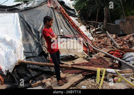 Residenti di baraccopoli demoliti adiacenti binari ferroviari a Keshavpuram, il 13 settembre 2020 a Nuova Delhi, India. Le autorità ferroviarie e la polizia di Delhi con il pretesto dell'ordinanza della Corte Suprema datata agosto 31, hanno portato la demolizione il 10 settembre. La Corte Suprema ha ordinato la rimozione di circa 48.000 abitazioni di baraccopoli situate lungo i binari ferroviari di Delhi entro tre mesi. (Foto di Mayank Makhija/NurPhoto) Foto Stock