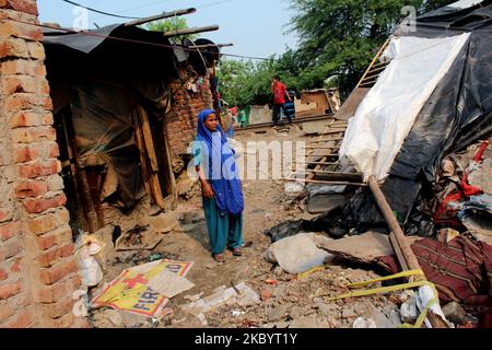 Residenti di baraccopoli demoliti adiacenti binari ferroviari a Keshavpuram, il 13 settembre 2020 a Nuova Delhi, India. Le autorità ferroviarie e la polizia di Delhi con il pretesto dell'ordinanza della Corte Suprema datata agosto 31, hanno portato la demolizione il 10 settembre. La Corte Suprema ha ordinato la rimozione di circa 48.000 abitazioni di baraccopoli situate lungo i binari ferroviari di Delhi entro tre mesi. (Foto di Mayank Makhija/NurPhoto) Foto Stock