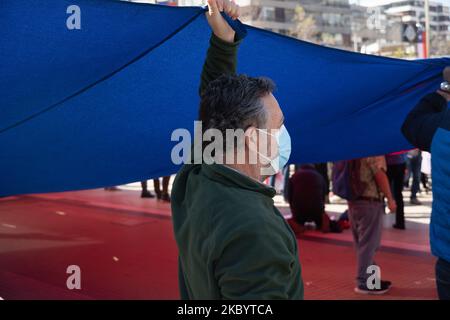 Un uomo detiene una bandiera cilena, in una nuova marcia per ''Rechaso''. Il 12 settembre 2020, a Santiago, Cile. (Foto di Matias Basualdo/NurPhoto) Foto Stock