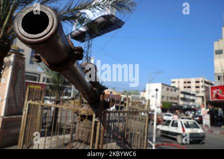 Il vecchio cannone inglese del 1910 è stato trovato in una nave da guerra sommersa al largo della costa di Deir al-Balah e ritiene che questa nave sia affondata nella prima guerra mondiale nel 1917, a Dair Balah nel centro della striscia di Gaza, il 14 settembre 2020. (Foto di Majdi Fathi/NurPhoto) Foto Stock