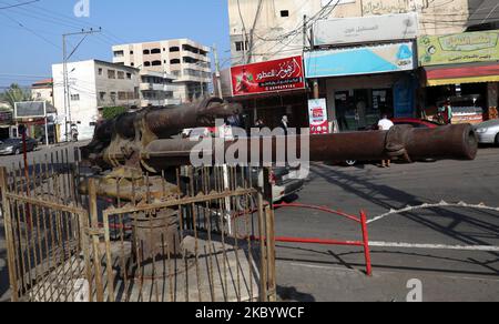 Il vecchio cannone inglese del 1910 è stato trovato in una nave da guerra sommersa al largo della costa di Deir al-Balah e ritiene che questa nave sia affondata nella prima guerra mondiale nel 1917, a Dair Balah nel centro della striscia di Gaza, il 14 settembre 2020. (Foto di Majdi Fathi/NurPhoto) Foto Stock