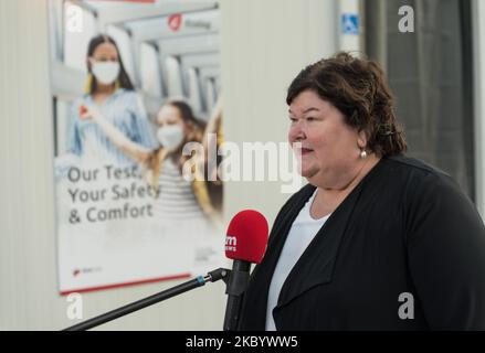 Il ministro belga della Sanità, degli Affari sociali, della politica d'asilo Maggie De Block visita il centro di test Covid-19 all'aeroporto di Bruxelles il 14 settembre 2020. L'aeroporto di Bruxelles ha aperto un nuovo centro di test Corona - 19 i passeggeri in arrivo possono sottoporli immediatamente a un test e riceveranno il risultato da 24 a 48 ore dopo. All'inizio di ottobre ci sarà anche un laboratorio in cui i passeggeri in partenza potranno effettuare un test rapido a pagamento. (Foto di Jonathan Raa/NurPhoto) Foto Stock