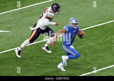 Il quartback dei Detroit Lions Matthew Stafford (9) gestisce la palla durante la prima metà di una partita di football della NFL contro i Chicago Bears a Detroit, Michigan USA, domenica 13 settembre 2020. (Foto di Amy Lemus/NurPhoto) Foto Stock