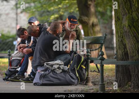 Una scena che mostra un'amichevole rifinitura della barba su una panca pubblica nel Planty Park di Cracovia. Domenica 13 settembre 2020 a Cracovia, Polonia. (Foto di Artur Widak/NurPhoto) Foto Stock