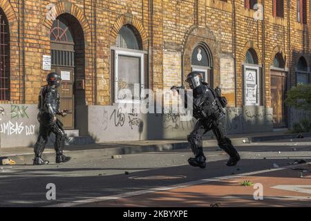 La gente si schiantava con la polizia tumulto durante una manifestazione contro la violenza della polizia, a Medellin, Colombia, il 11 settembre 2020. (Foto di Santiago Botero/NurPhoto) Foto Stock