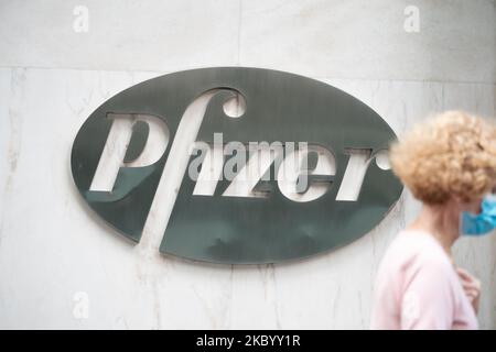 Una visione delle persone che passano per il logo Pfizer presso la loro sede centrale di New York il 14 settembre 2020. Il vaccino del coronavirus Pfizer potrebbe essere somministrato agli americani prima della fine dell'anno, dice il CEO (Foto di John Nacion/NurPhoto) Foto Stock