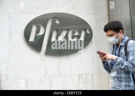 Una visione delle persone che passano per il logo Pfizer presso la loro sede centrale di New York il 14 settembre 2020. Il vaccino del coronavirus Pfizer potrebbe essere somministrato agli americani prima della fine dell'anno, dice il CEO (Foto di John Nacion/NurPhoto) Foto Stock