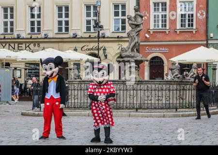 Le persone vestite come mascotte Topolino e Minnie mouse dal vivo sono viste camminare su una Piazza del mercato Vecchio a Poznan, Polonia il 11 settembre 2020 (Foto di Michal Fludra/NurPhoto) Foto Stock