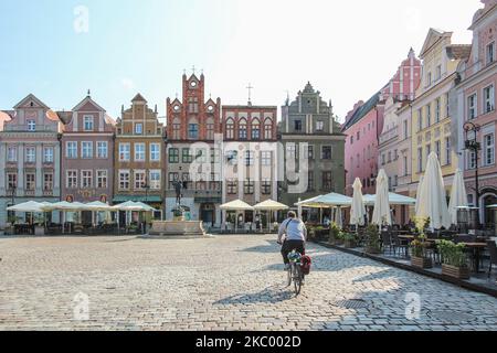 Uomo in bicicletta su una bicicletta attraverso la vuota Old Market Square è visto a Poznan, Polonia il 11 settembre 2020 (Foto di Michal Fludra/NurPhoto) Foto Stock