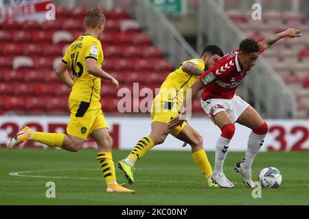 Marcus Tavernier of Middlesbrough batte per il possesso con Alex Mowatt di Barnsley durante la Carabao Cup match tra Middlesbrough e Barnsley al Riverside Stadium, Middlesbrough. (Foto di Mark Fletcher/MI News/NurPhoto) Foto Stock