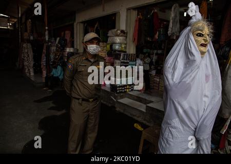 Tangerang District Health Administration eseguire la campagna 'Pocong' con le persone che utilizzano stoffa per le persone morte per educare le persone circa l'importante di utilizzare la maschera, mantenere la distanza, e lavare regolarmente. Il 16 settembre 2020 i 'Poig's' sono stati visitati dal mercato di Cipadu, a Tangerang, Banten, Indonesia. (Foto di Donal Husni/NurPhoto) Foto Stock