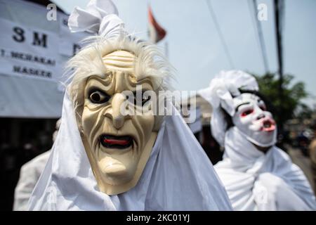 Tangerang District Health Administration eseguire la campagna 'Pocong' con le persone che utilizzano stoffa per le persone morte per educare le persone circa l'importante di utilizzare la maschera, mantenere la distanza, e lavare regolarmente. Il 16 settembre 2020 i 'Poig's' sono stati visitati dal mercato di Cipadu, a Tangerang, Banten, Indonesia. (Foto di Donal Husni/NurPhoto) Foto Stock