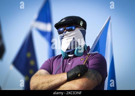 Tutti sotto un unico banner partecipano a un rally statico Indy Ref2 fuori dalla sede della BBC Scotland il 17 settembre 2020 a Glasgow, Scozia. La posizione del rally è stata cambiata da George Square a Pacific Quay dopo che la BBC Scotland ha preso la decisione controversa di ridimensionare là la copertura dei briefing giornalieri di Covid-19 in Scozia. (Foto di Ewan Bootman/NurPhoto) Foto Stock