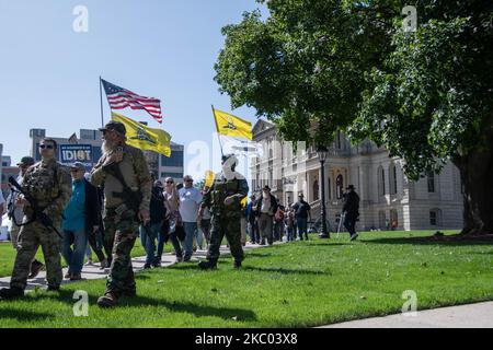 I sostenitori dei diritti delle armi e i membri della milizia si sono staccati dall'edificio del Campidoglio dello Stato del Michigan per marciare alla Corte Suprema del Michigan durante il raduno annuale della Constitution Day - secondo Emendamento a Lansing, Michigan, il 17 settembre 2020. Tra le milizie presenti vi erano la Michigan Liberty Militia, la Michigan Home Guard, i Three Percenters, i Boogaloo Boys, i Proud Boys e molti altri. (Foto di Adam J. Dewey/NurPhoto) Foto Stock