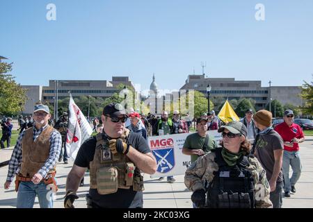 I sostenitori dei diritti delle armi e i membri della milizia marciano alla Corte Suprema del Michigan durante il raduno annuale della Constitution Day - secondo Emendamento a Lansing, Michigan, il 17 settembre 2020. Tra le milizie presenti vi erano la Michigan Liberty Militia, la Michigan Home Guard, i Three Percenters, i Boogaloo Boys, i Proud Boys e molti altri. (Foto di Adam J. Dewey/NurPhoto) Foto Stock