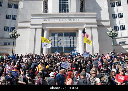 I difensori dei diritti delle armi e i membri della milizia si riuniscono sui passi della Corte Suprema del Michigan durante il raduno annuale della Constitution Day - secondo Emendamento a Lansing, Michigan, il 17 settembre 2020. Tra le milizie presenti vi erano la Michigan Liberty Militia, la Michigan Home Guard, i Three Percenters, i Boogaloo Boys, i Proud Boys e molti altri. (Foto di Adam J. Dewey/NurPhoto) Foto Stock