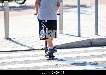 Un ragazzo in scooter corre su una pista ciclabile a Milano il 17 settembre 2020. Gli scooter stanno causando una grave emergenza, a causa della mancanza di regole e del buon senso hanno finora causato 150 incidenti in tre mesi di utilizzo, e la polizia ha inflitto oltre 350 multe ai conducenti. (Foto di Mairo Cinquetti/NurPhoto) Foto Stock