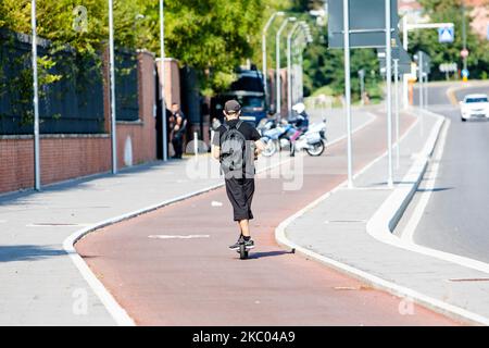 Un ragazzo in scooter corre su una pista ciclabile a Milano il 17 settembre 2020. Gli scooter stanno causando una grave emergenza, a causa della mancanza di regole e del buon senso hanno finora causato 150 incidenti in tre mesi di utilizzo, e la polizia ha inflitto oltre 350 multe ai conducenti. (Foto di Mairo Cinquetti/NurPhoto) Foto Stock