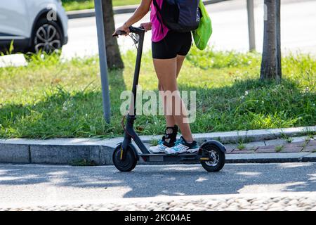 Un ragazzo in scooter corre su una pista ciclabile a Milano il 17 settembre 2020. Gli scooter stanno causando una grave emergenza, a causa della mancanza di regole e del buon senso hanno finora causato 150 incidenti in tre mesi di utilizzo, e la polizia ha inflitto oltre 350 multe ai conducenti. (Foto di Mairo Cinquetti/NurPhoto) Foto Stock