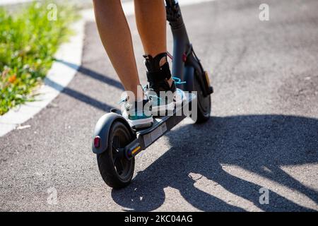 Un ragazzo in scooter corre su una pista ciclabile a Milano il 17 settembre 2020. Gli scooter stanno causando una grave emergenza, a causa della mancanza di regole e del buon senso hanno finora causato 150 incidenti in tre mesi di utilizzo, e la polizia ha inflitto oltre 350 multe ai conducenti. (Foto di Mairo Cinquetti/NurPhoto) Foto Stock