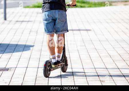 Un ragazzo in scooter corre su una pista ciclabile a Milano il 17 settembre 2020. Gli scooter stanno causando una grave emergenza, a causa della mancanza di regole e del buon senso hanno finora causato 150 incidenti in tre mesi di utilizzo, e la polizia ha inflitto oltre 350 multe ai conducenti. (Foto di Mairo Cinquetti/NurPhoto) Foto Stock