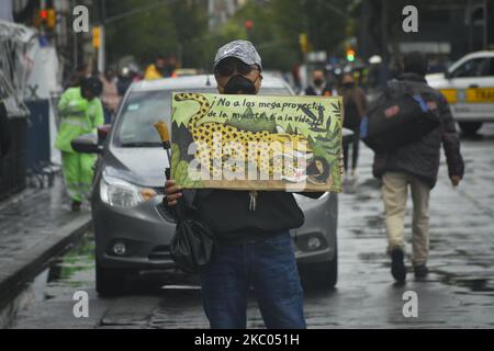 I sostenitori dell'Esercito Zapatista di Liberazione Nazionale (EZLN) protestano all'esterno del Palazzo Nazionale il 18 settembre 2020 a Città del Messico, Messico. Nell'ambito dell'azione globale del 2nd contro la guerra contro le comunità autonome zapatiste, è stata fatta una passeggiata intorno allo Zocalo della capitale per chiedere al governo del Messico la sicurezza e la giustizia per le loro comunità. (Foto di Guillermo GutiÃ©rrez/NurPhoto) Foto Stock