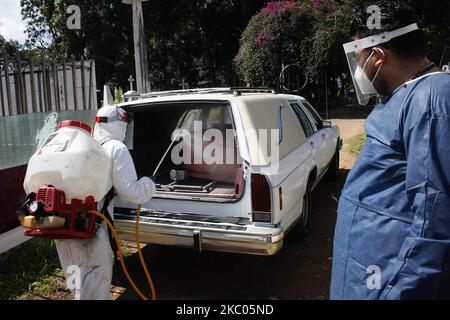 Gli operatori sanitari svolgono lavori di sanificazione durante i funerali di una persona deceduta da COVID-19, San Cristobal, Venezuela. 18 settembre 2020. Il Venezuela ha registrato dieci morti per COVID-19 e 890 nuove infezioni il venerdì, portando il numero totale di infezioni a 65.174, ha riferito il ministro della comunicazione e dell'informazione Freddy Ñáñez, che ha spiegato che tra i morti erano sei uomini di età compresa tra 47 e 83 anni, e quattro donne di età compresa tra 46 e 80 anni. (Foto di Jorge Mantilla/NurPhoto) Foto Stock