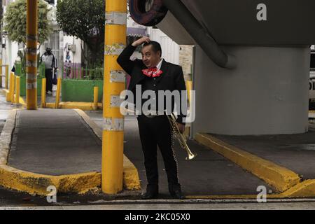 Un mariachi si rifugia sotto un ponte veicolare dopo le forti piogge a Città del Messico, Messico, il 18 settembre 2020. Le autorità di capitale hanno attivato un allarme viola e hanno raccomandato che la popolazione porti un ombrello o un impermeabile, raccolga l'acqua alle piante di acqua e non scarichi il grasso o la spazzatura giù lo scarico. (Foto di Gerardo Vieyra/NurPhoto) Foto Stock